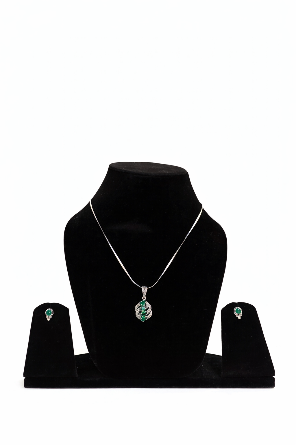 Emerald Aura Silver Pendant Set