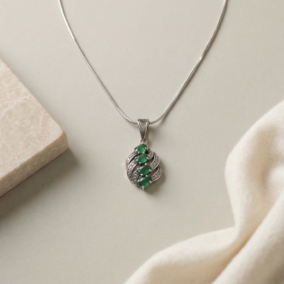 Emerald Aura Silver Pendant Set