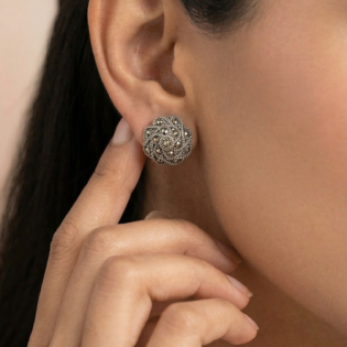 Antique Noir Rose Stud Earrings - Image 4