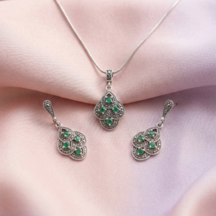 Royal Emerald Grace Silver Pendant Set